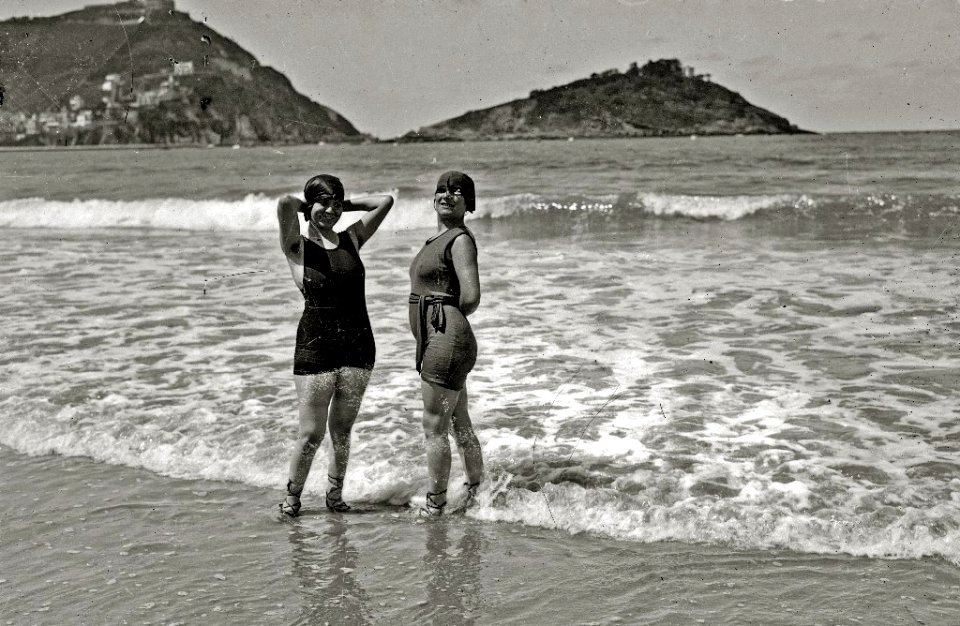 Escenas en la playa de la Concha (29 de 95) - Fondo Car-Kutxa Fototeka