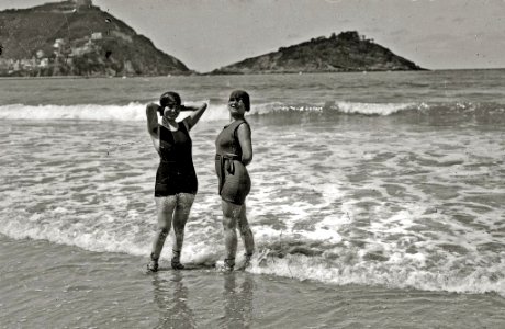 Escenas en la playa de la Concha (29 de 95) - Fondo Car-Kutxa Fototeka