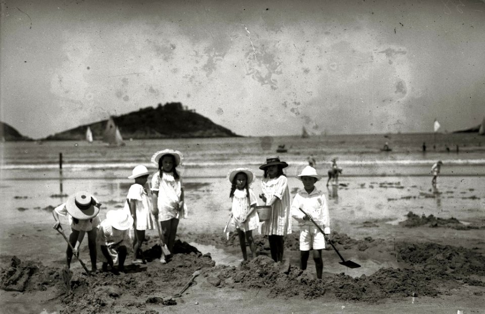 Escenas en la playa de la Concha (2 de 95) - Fondo Car-Kutxa Fototeka