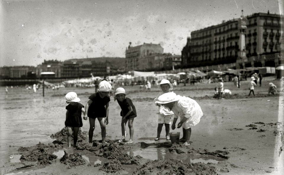 Escenas en la playa de la Concha (3 de 95) - Fondo Car-Kutxa Fototeka