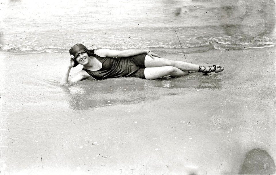 Escenas en la playa de la Concha (32 de 95) - Fondo Car-Kutxa Fototeka