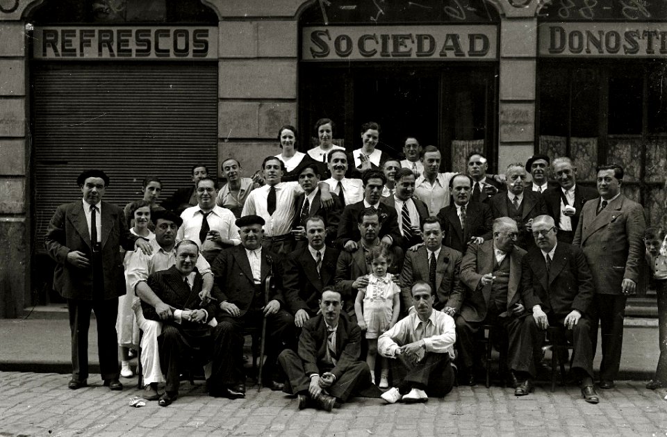 Escenas en el primer local de la sociedad Donosti Berri (4 de 4) - Fondo Car-Kutxa Fototeka