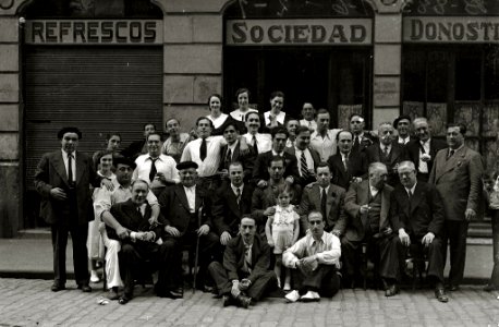 Escenas en el primer local de la sociedad Donosti Berri (4 de 4) - Fondo Car-Kutxa Fototeka