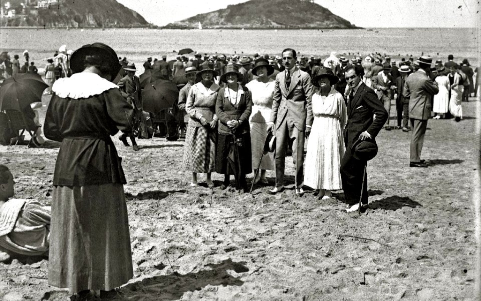 Escenas en la playa de la Concha (37 de 95) - Fondo Car-Kutxa Fototeka