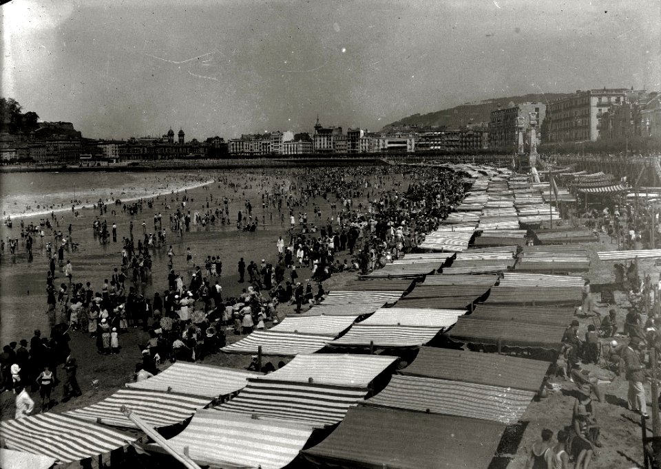 Escenas en la playa de la Concha (4 de 95) - Fondo Car-Kutxa Fototeka