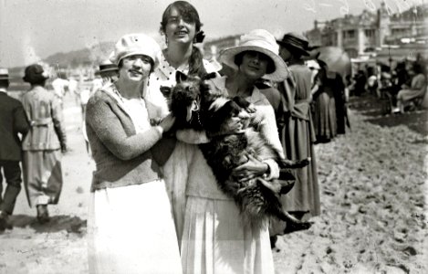 Escenas en la playa de la Concha (40 de 95) - Fondo Car-Kutxa Fototeka