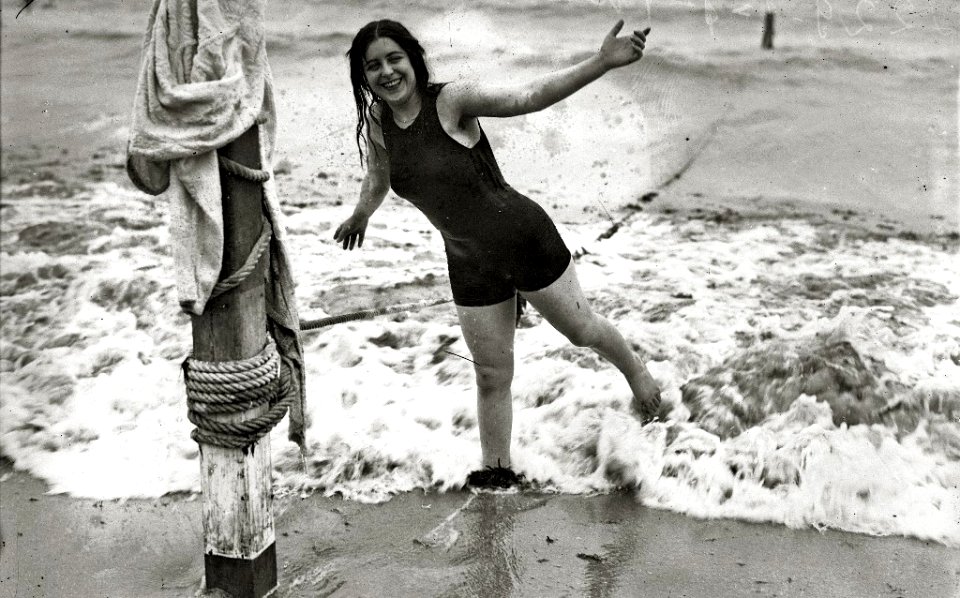 Escenas en la playa de la Concha (43 de 95) - Fondo Car-Kutxa Fototeka