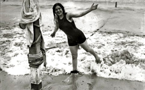 Escenas en la playa de la Concha (43 de 95) - Fondo Car-Kutxa Fototeka