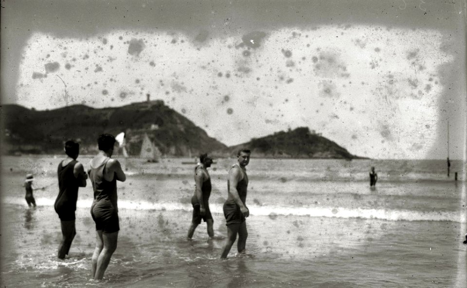 Escenas en la playa de la Concha (1 de 95) - Fondo Car-Kutxa Fototeka