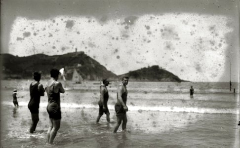 Escenas en la playa de la Concha (1 de 95) - Fondo Car-Kutxa Fototeka