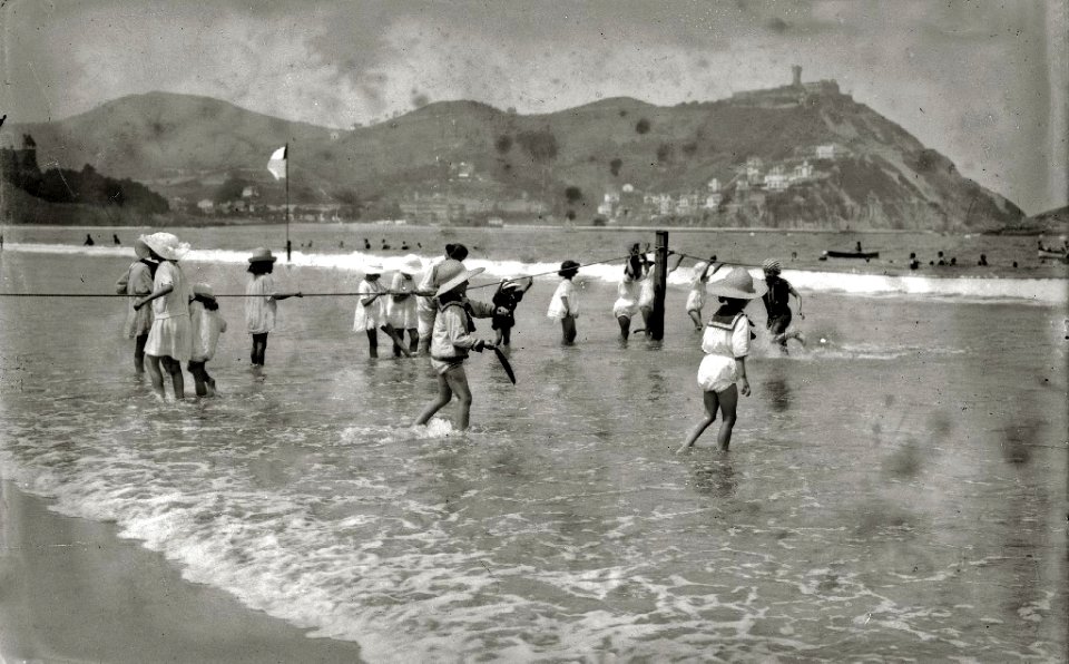 Escenas en la playa de la Concha (44 de 95) - Fondo Car-Kutxa Fototeka