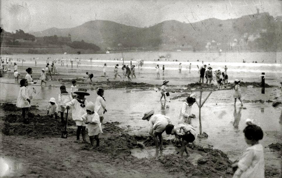 Escenas en la playa de la Concha (47 de 95) - Fondo Car-Kutxa Fototeka