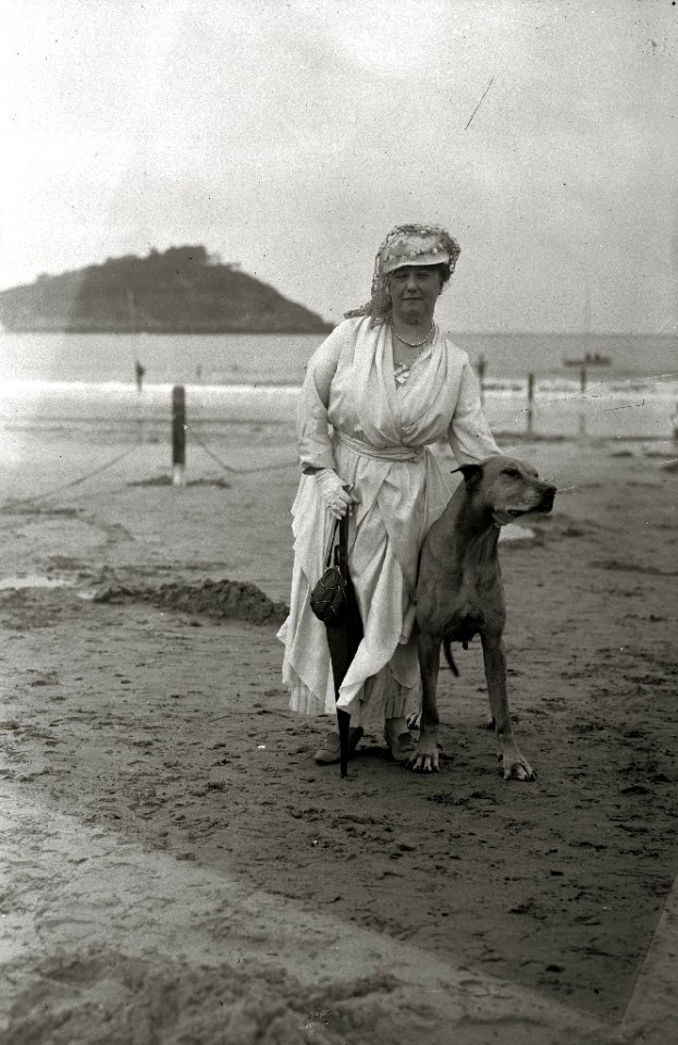 Escenas en la playa de la Concha (17 de 95) - Fondo Car-Kutxa Fototeka