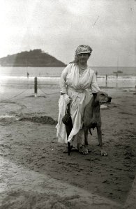 Escenas en la playa de la Concha (17 de 95) - Fondo Car-Kutxa Fototeka
