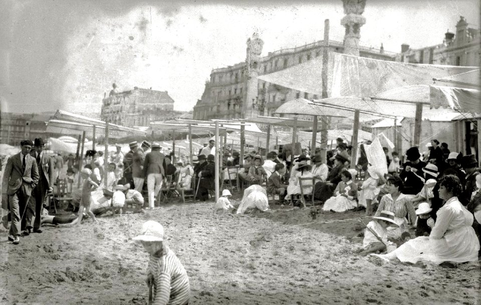 Escenas en la playa de la Concha (45 de 95) - Fondo Car-Kutxa Fototeka