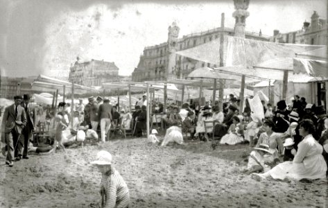 Escenas en la playa de la Concha (45 de 95) - Fondo Car-Kutxa Fototeka