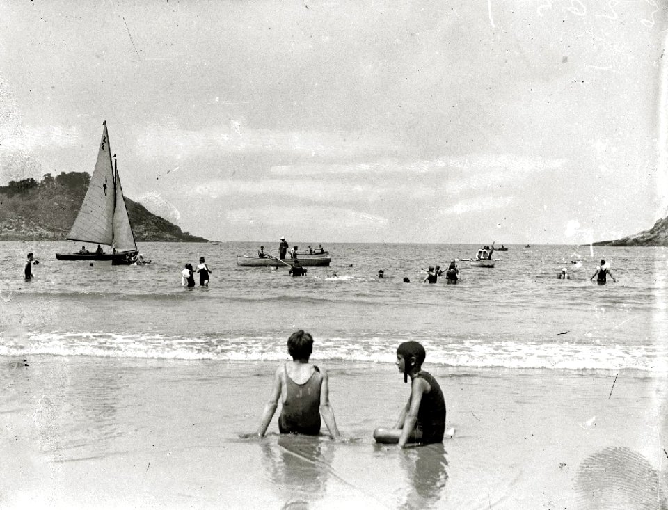 Escenas en la playa de la Concha (20 de 95) - Fondo Car-Kutxa Fototeka