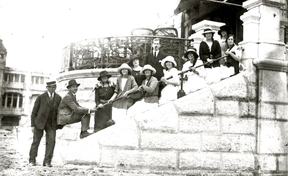 Escenas en la playa de la Concha (55 de 95) - Fondo Car-Kutxa Fototeka