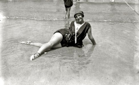 Escenas en la playa de la Concha (49 de 95) - Fondo Car-Kutxa Fototeka