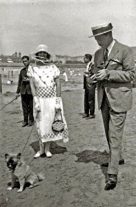 Escenas en la playa de la Concha (58 de 95) - Fondo Car-Kutxa Fototeka