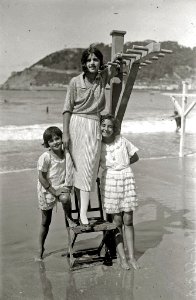 Escenas en la playa de la Concha (62 de 95) - Fondo Car-Kutxa Fototeka
