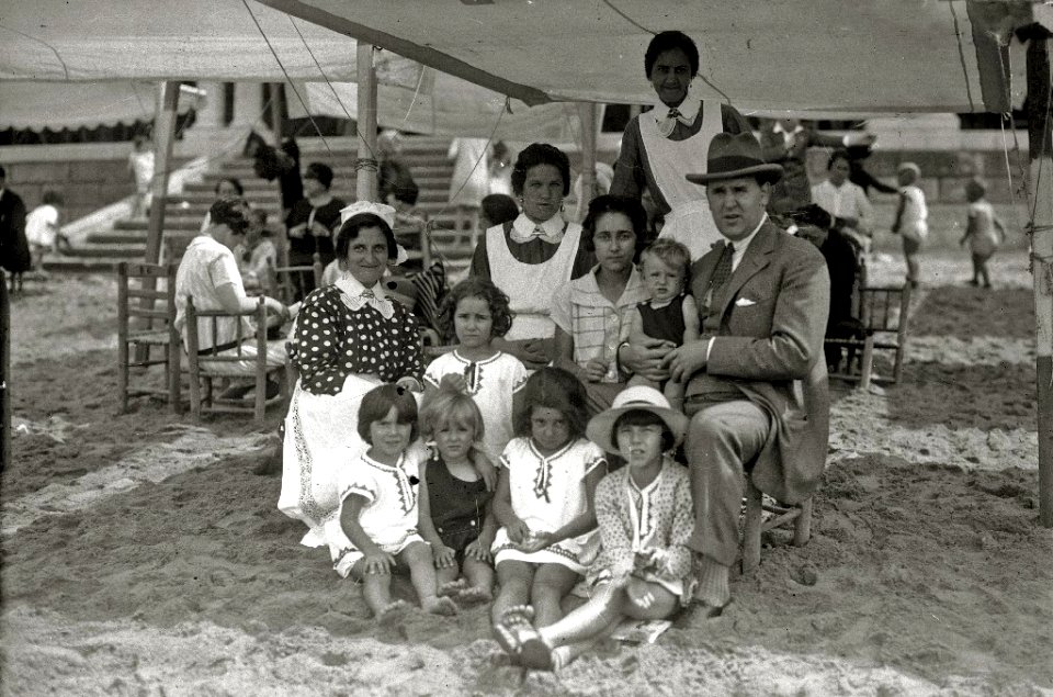 Escenas en la playa de la Concha (63 de 95) - Fondo Car-Kutxa Fototeka