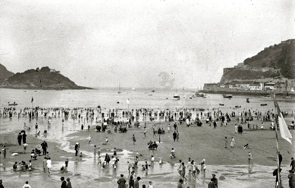 Escenas en la playa de la Concha (66 de 95) - Fondo Car-Kutxa Fototeka