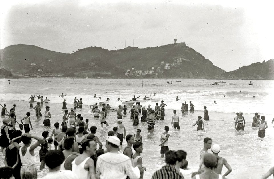Escenas en la playa de la Concha (67 de 95) - Fondo Car-Kutxa Fototeka
