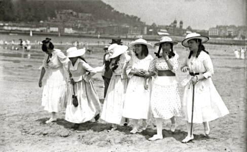 Escenas en la playa de la Concha (7 de 95) - Fondo Car-Kutxa Fototeka