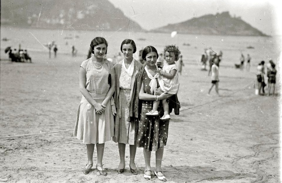 Escenas en la playa de la Concha (70 de 95) - Fondo Car-Kutxa Fototeka