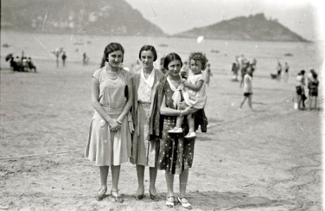 Escenas en la playa de la Concha (70 de 95) - Fondo Car-Kutxa Fototeka