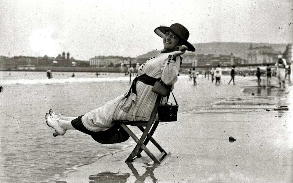 Escenas en la playa de la Concha (35 de 95) - Fondo Car-Kutxa Fototeka