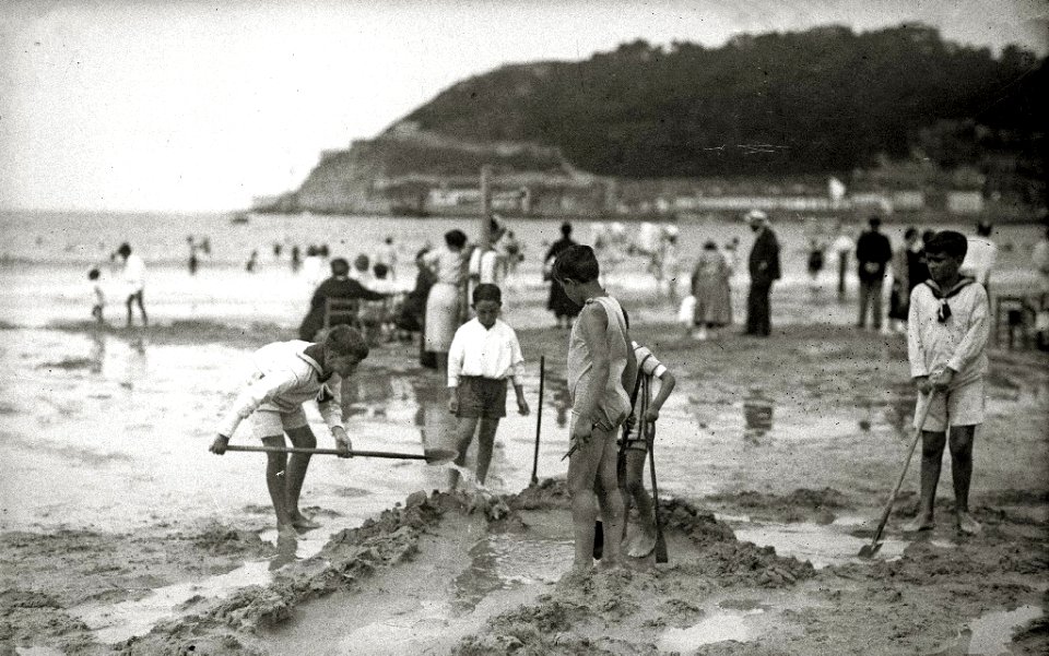 Escenas en la playa de la Concha (64 de 95) - Fondo Car-Kutxa Fototeka