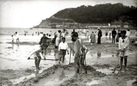 Escenas en la playa de la Concha (64 de 95) - Fondo Car-Kutxa Fototeka