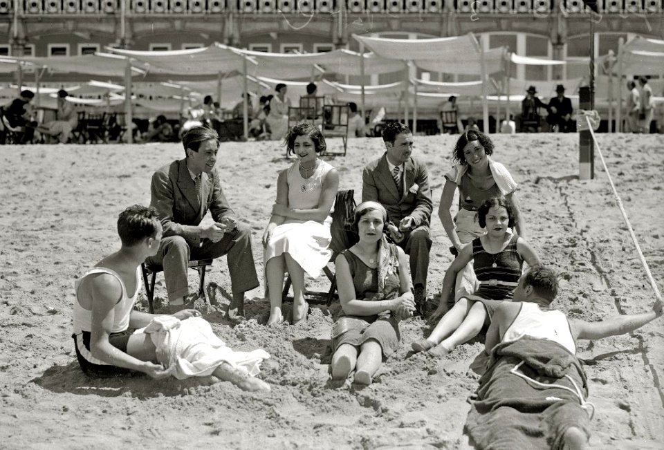 Escenas en la playa de la Concha (74 de 95) - Fondo Car-Kutxa Fototeka