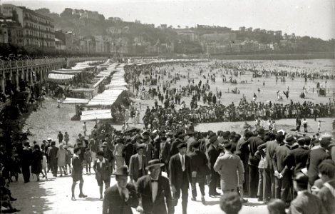 Escenas en la playa de la Concha (68 de 95) - Fondo Car-Kutxa Fototeka