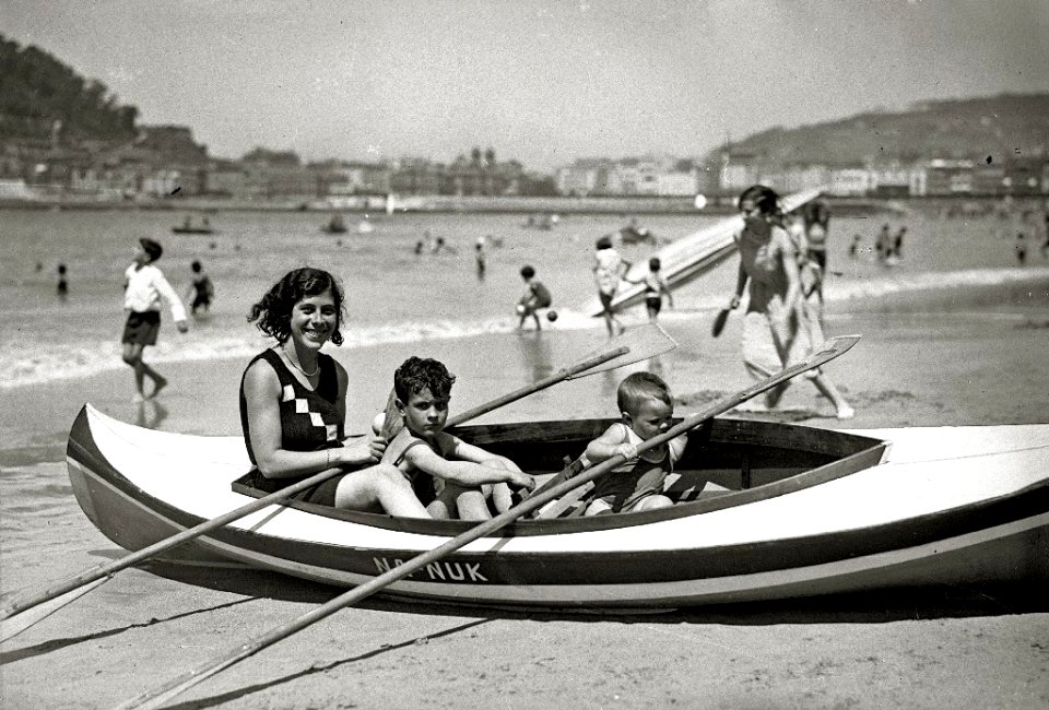 Escenas en la playa de la Concha (77 de 95) - Fondo Car-Kutxa Fototeka