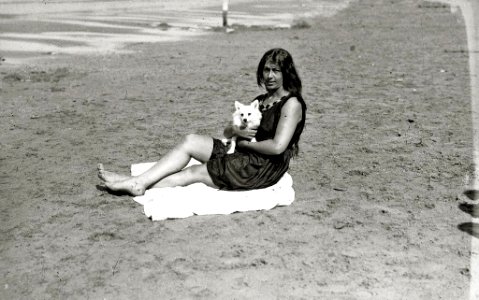 Escenas en la playa de la Concha (42 de 95) - Fondo Car-Kutxa Fototeka
