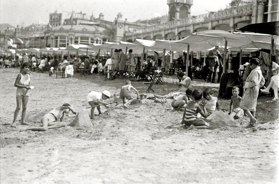 Escenas en la playa de la Concha (71 de 95) - Fondo Car-Kutxa Fototeka