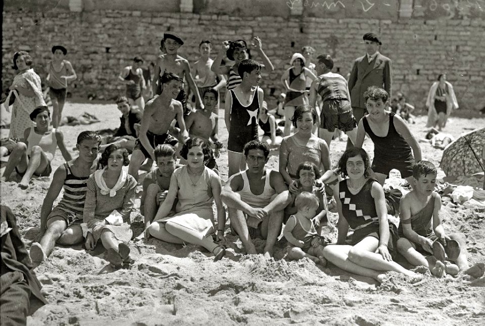 Escenas en la playa de la Concha (80 de 95) - Fondo Car-Kutxa Fototeka