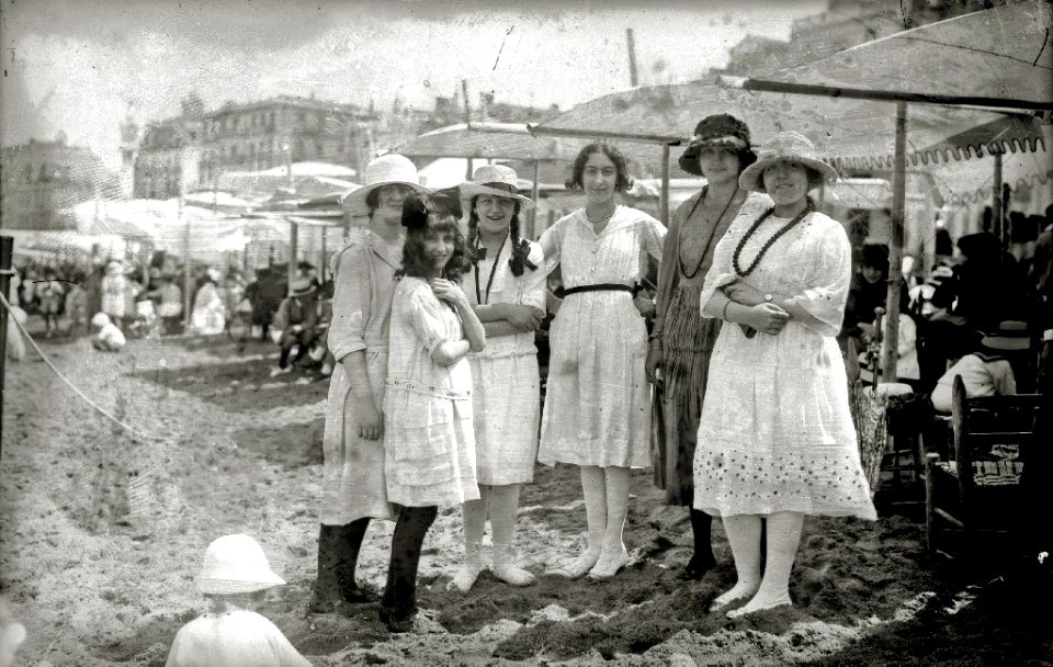 Escenas en la playa de la Concha (46 de 95) - Fondo Car-Kutxa Fototeka