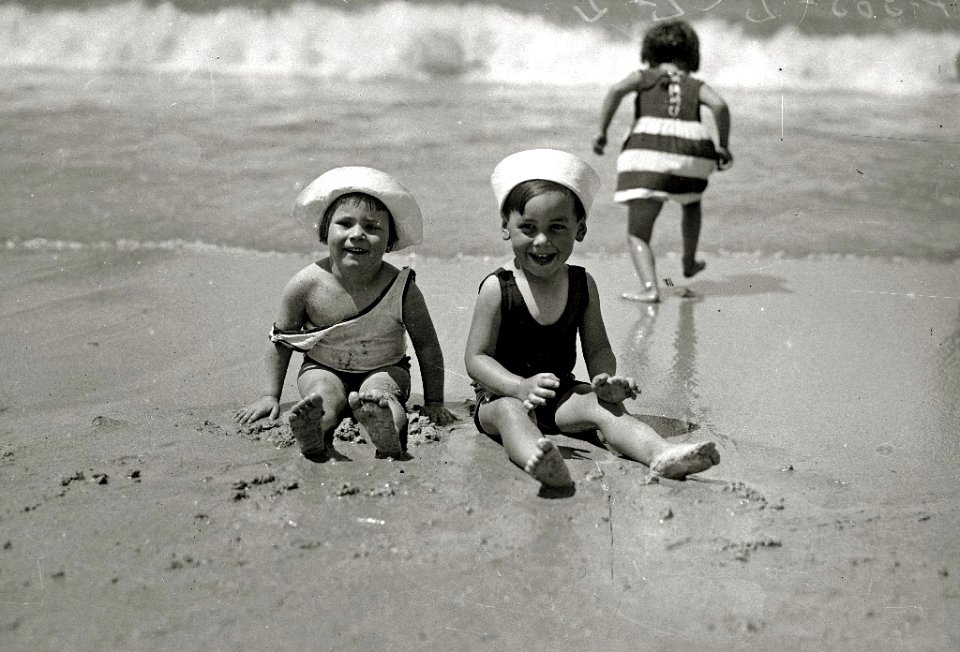 Escenas en la playa de la Concha (79 de 95) - Fondo Car-Kutxa Fototeka