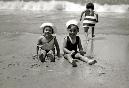 Escenas en la playa de la Concha (79 de 95) - Fondo Car-Kutxa Fototeka