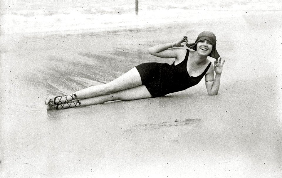 Escenas en la playa de la Concha (53 de 95) - Fondo Car-Kutxa Fototeka