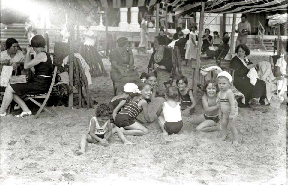 Escenas en la playa de la Concha (92 de 95) - Fondo Car-Kutxa Fototeka