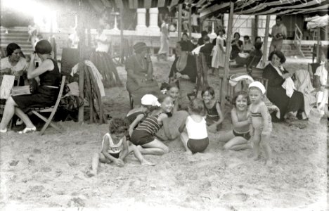 Escenas en la playa de la Concha (92 de 95) - Fondo Car-Kutxa Fototeka