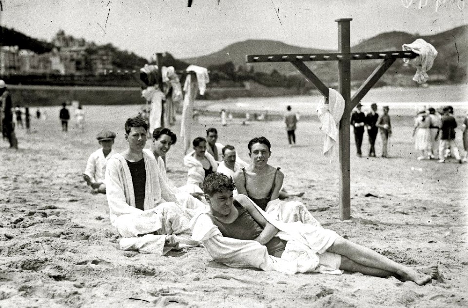 Escenas en la playa de la Concha (57 de 95) - Fondo Car-Kutxa Fototeka