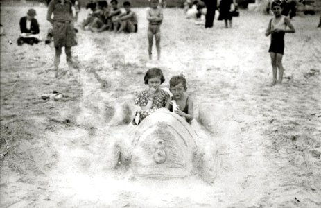 Escenas en la playa de la Concha (91 de 95) - Fondo Car-Kutxa Fototeka