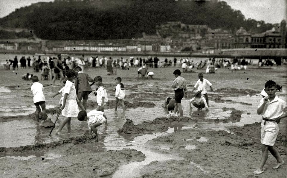 Escenas en la playa de la Concha (65 de 95) - Fondo Car-Kutxa Fototeka