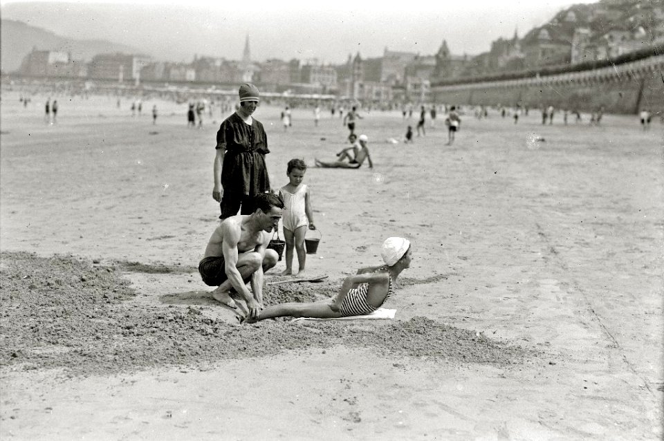 Escenas en la playa de la Concha (72 de 95) - Fondo Car-Kutxa Fototeka